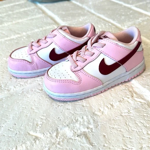 Nike Dunks Valentine’s Edition Toddler - Picture 2 of 9